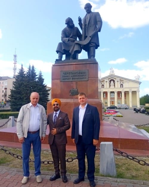 Фото у памятника Черепановым на Театральной площади Фото у памятника Черепановым на Театральной площади
