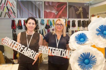 представители на выставке ИНТЕРТКАНЬ