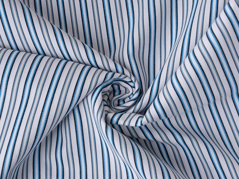 Белая ткань в узкую чёрно-голубую полоску из полиэстера и хлопка