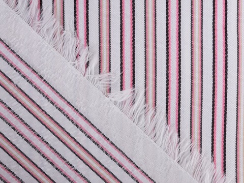 Белая ткань в розово-чёрную тонкую полоску из полиэстера и хлопка