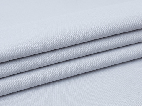 Однотонный поплин KOOLTEX светло-серого цвета из хлопка и полиэстера