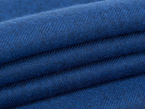 Однотонная плотная ткань яркого синего цвета из полиэстера и вискозы