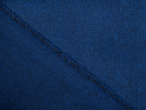 Однотонная плотная ткань яркого синего цвета из полиэстера и вискозы