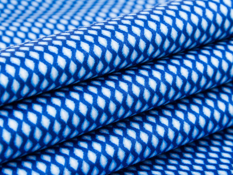 Синяя ткань с геометрическим принтом хлопок