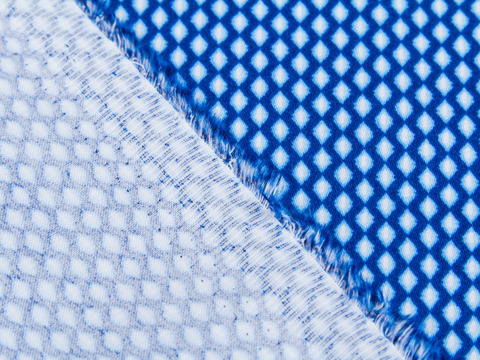 Синяя ткань с геометрическим принтом хлопок