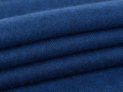 Плотная ткань синего цвета плетения ёлочка из полиэстера и вискозы