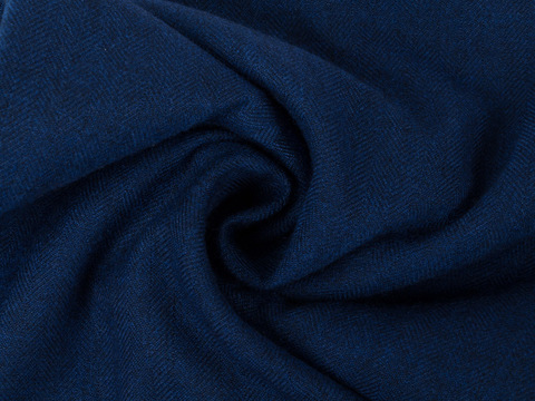 Плотная ткань синего цвета плетения ёлочка из полиэстера и вискозы