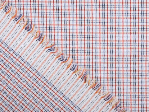 Белая ткань KOOLTEX в мелкую красно-голубую клетку из полиэстера и хлопка