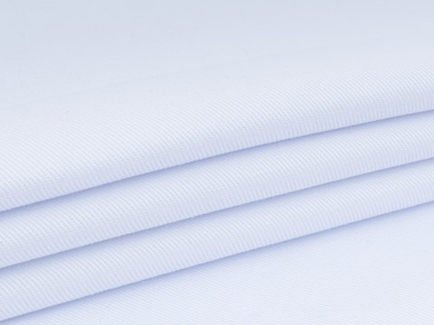 Однотонная плотная саржа белого цвета из полиэстера и хлопка
