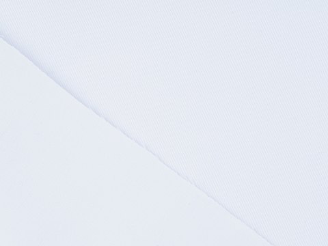 Однотонная плотная саржа белого цвета из полиэстера и хлопка