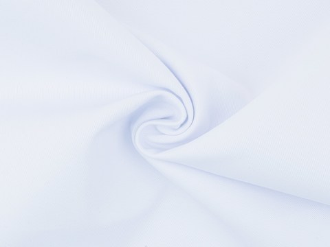 Однотонная плотная саржа белого цвета из полиэстера и хлопка