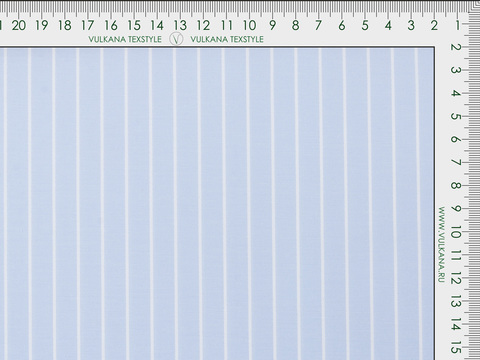 Светло-голубая ткань в узкую белую полоску из полиэстера и хлопка