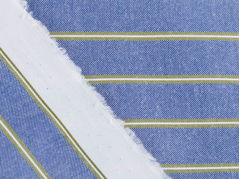 Синяя джинсовая ткань в узкую бело-оливковую полоску из полиэстера и хлопка