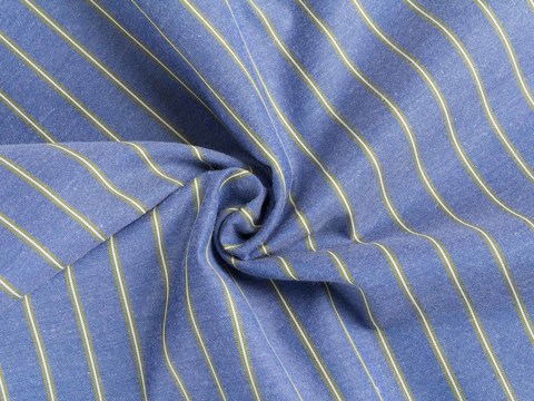 Синяя джинсовая ткань в узкую бело-оливковую полоску из полиэстера и хлопка