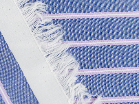 Синяя джинсовая ткань в узкую бело-лиловую полоску из полиэстера и хлопка