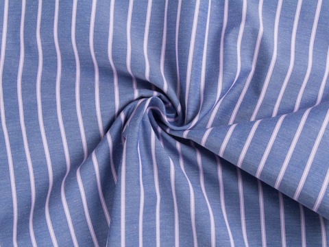 Синяя джинсовая ткань в узкую бело-лиловую полоску из полиэстера и хлопка