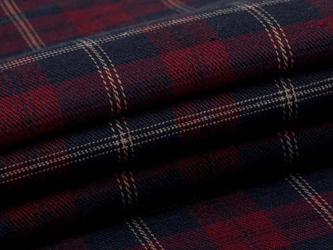 Тёмно-синяя ткань в красную и бежевую клетку из полиэстера и хлопка