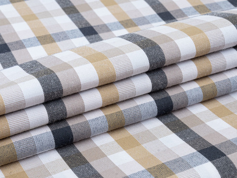 Белая ткань KOOLTEX в крупную чёрно-оливковую клетку из полиэстера и хлопка