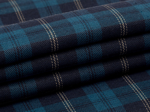 Тёмно-синяя ткань в голубую и бежевую клетку из полиэстера и хлопка