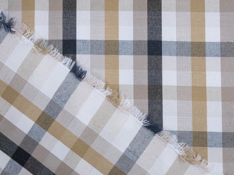 Белая ткань KOOLTEX в крупную чёрно-оливковую клетку из полиэстера и хлопка