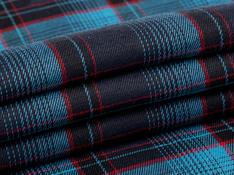 Сине-голубая ткань в красную клетку из полиэстера и хлопка