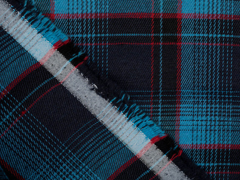 Сине-голубая ткань в красную клетку из полиэстера и хлопка