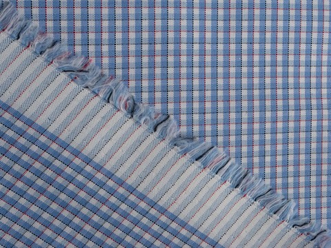 Ткань KOOLTEX в голубую клетку с красно-чёрными нитями из полиэстера и хлопка