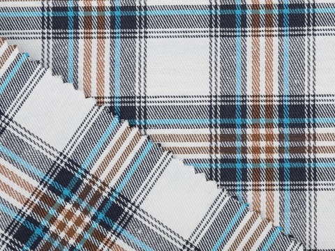 Белая ткань в коричнево-сине-голубую клетку из полиэстера и хлопка