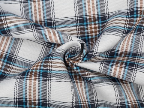 Белая ткань в коричнево-сине-голубую клетку из полиэстера и хлопка