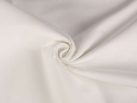Саржа молочного цвета из хлопка и полиэстера