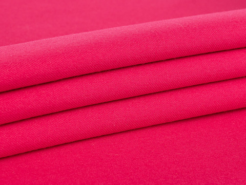 Однотонная саржа цвета фуксия из хлопка и полиэстера