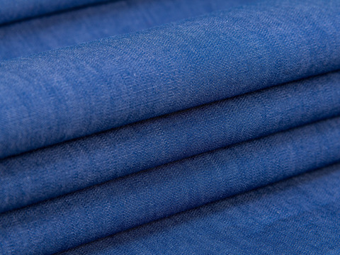 Джинсовая ткань насыщенного синего цвета из хлопка