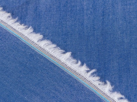 Джинсовая ткань насыщенного синего цвета из хлопка