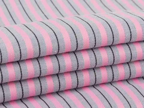 Ткань в узкую серо-розовую полоску из полиэстера хлопка и лайкры