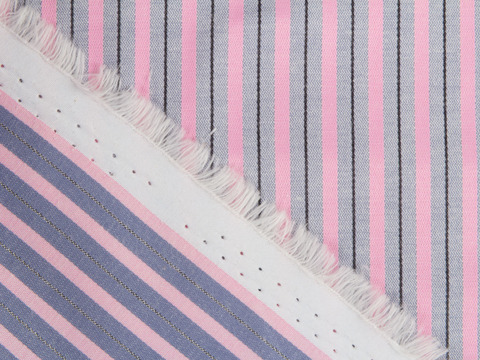 Ткань в узкую серо-розовую полоску из полиэстера хлопка и лайкры