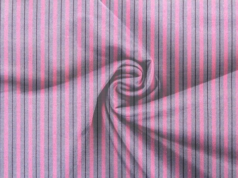 Ткань в узкую серо-розовую полоску из полиэстера хлопка и лайкры