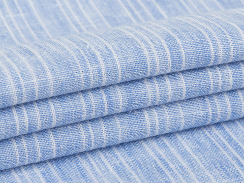 Голубая ткань в белую полоску из хлопка и полиэстера