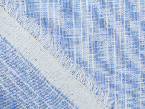 Голубая ткань в белую полоску из хлопка и полиэстера