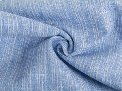 Голубая ткань в белую полоску из хлопка и полиэстера