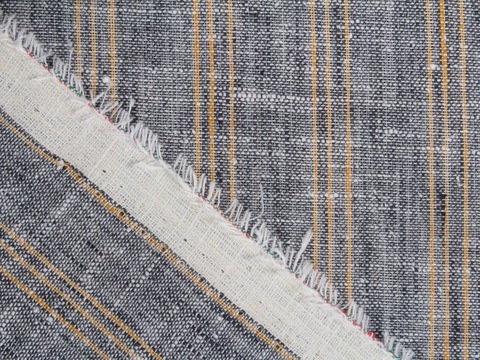 Серая ткань в узкую оранжевую полоску из хлопка и полиэстера