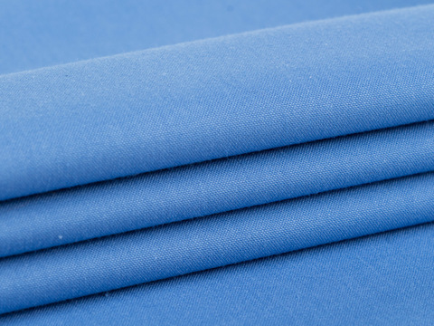 Однотонный поплин лазурного цвета из полиэстера и хлопка