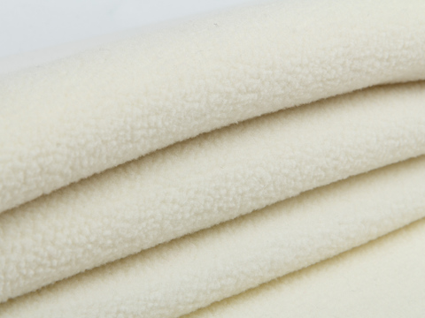 Флис сливочно-молочного цвета из полиэстера