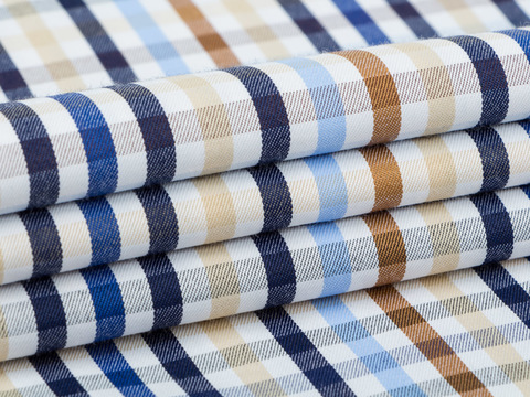 Белая ткань в сине-бежево-коричневую клетку из полиэстера и хлопка