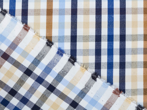 Белая ткань в сине-бежево-коричневую клетку из полиэстера и хлопка