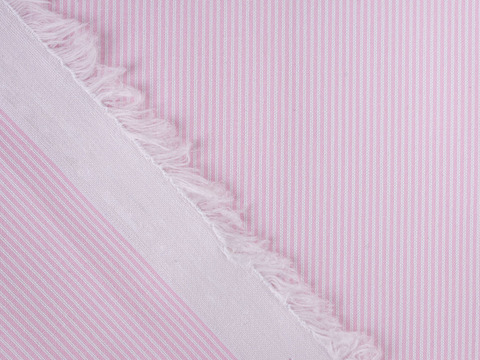 Ткань в узкую розовую полоску из полиэстера и хлопка