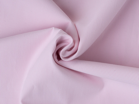 Ткань в узкую розовую полоску из полиэстера и хлопка