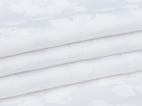 Бледная ткань с цветами белого цвета хлопок