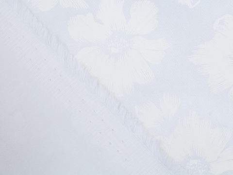 Бледная ткань с цветами белого цвета хлопок