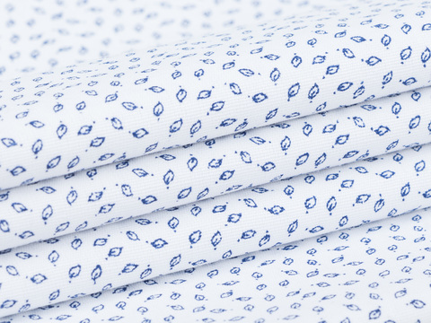 Белая ткань с мелкими синими листьями хлопок с полиэстером