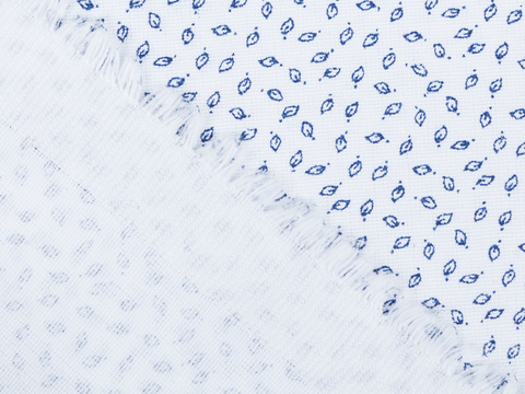 Белая ткань с мелкими синими листьями хлопок с полиэстером